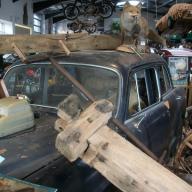 Ein aufgebauter Scheunenfund im Automuseum.