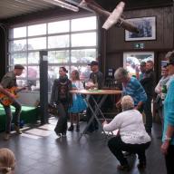 Martina und Gaby beim Tanzen mit der Band.